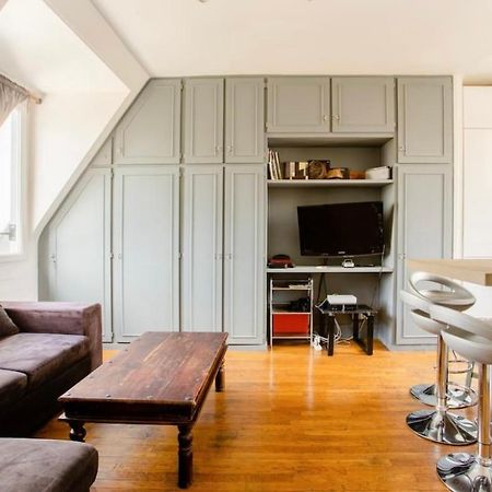 Beautiful Apartment With A View Of Eiffel Tower In Center 파리 외부 사진