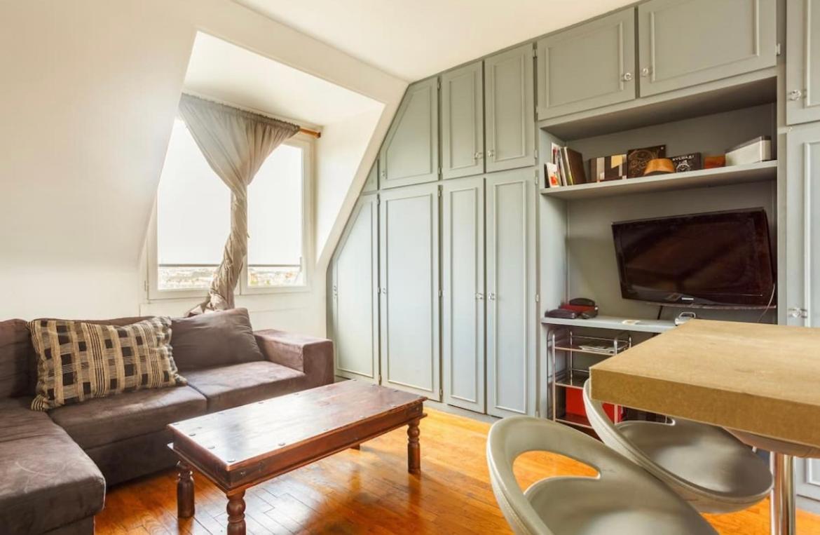 Beautiful Apartment With A View Of Eiffel Tower In Center 파리 외부 사진