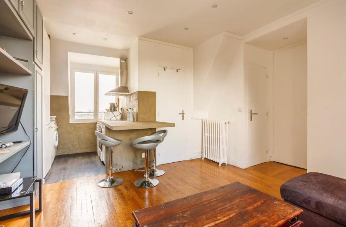 Beautiful Apartment With A View Of Eiffel Tower In Center 파리 외부 사진