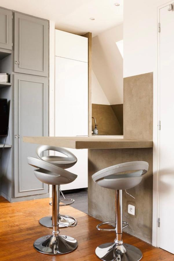 Beautiful Apartment With A View Of Eiffel Tower In Center 파리 외부 사진