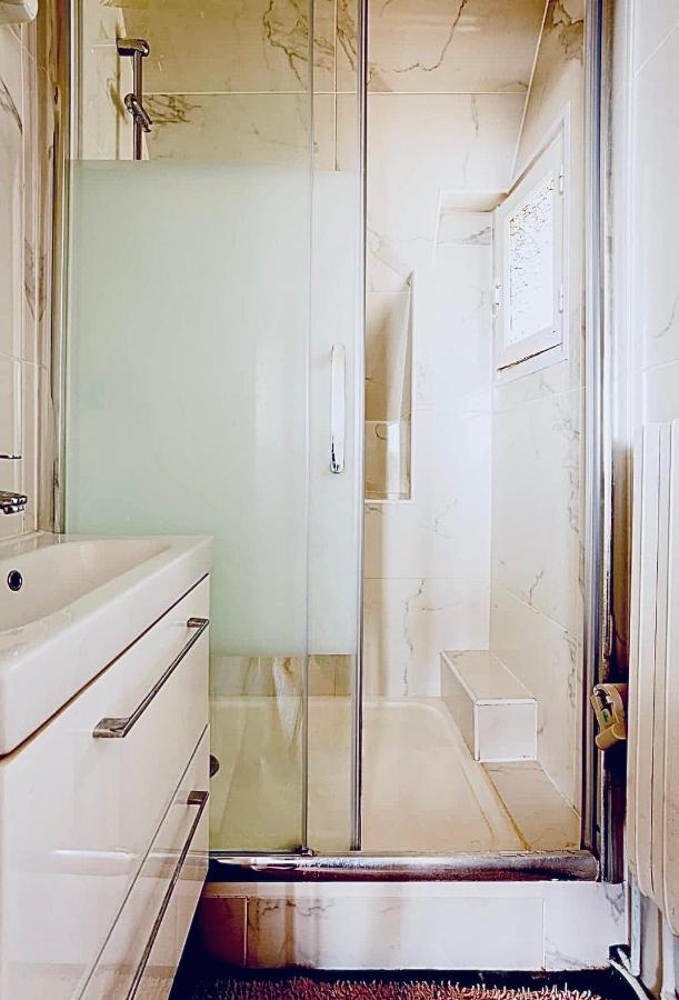 Beautiful Apartment With A View Of Eiffel Tower In Center 파리 외부 사진