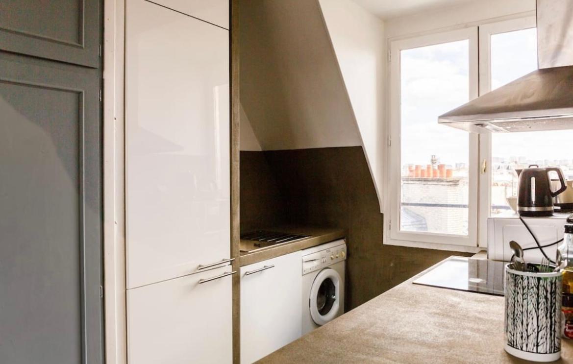 Beautiful Apartment With A View Of Eiffel Tower In Center 파리 외부 사진