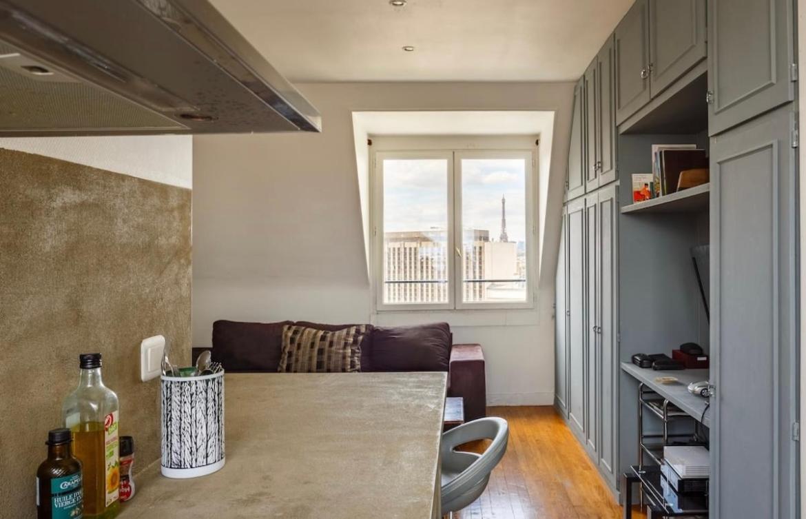 Beautiful Apartment With A View Of Eiffel Tower In Center 파리 외부 사진